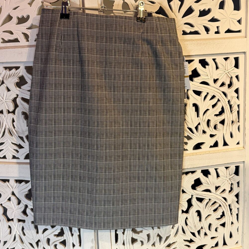 NWT Amanda and Chelsea Black and White Checked Skirt Size Small